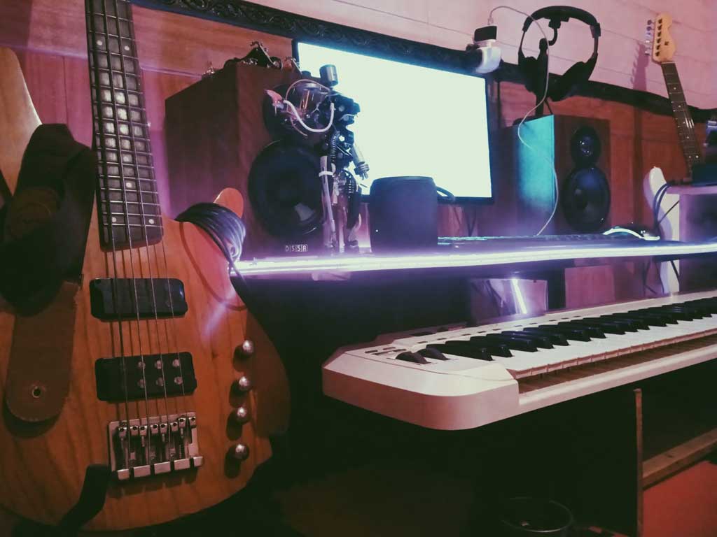 Bass dan Midi perlengkapan studio rekaman di Jember.